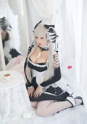 被脱了裙子的小雪